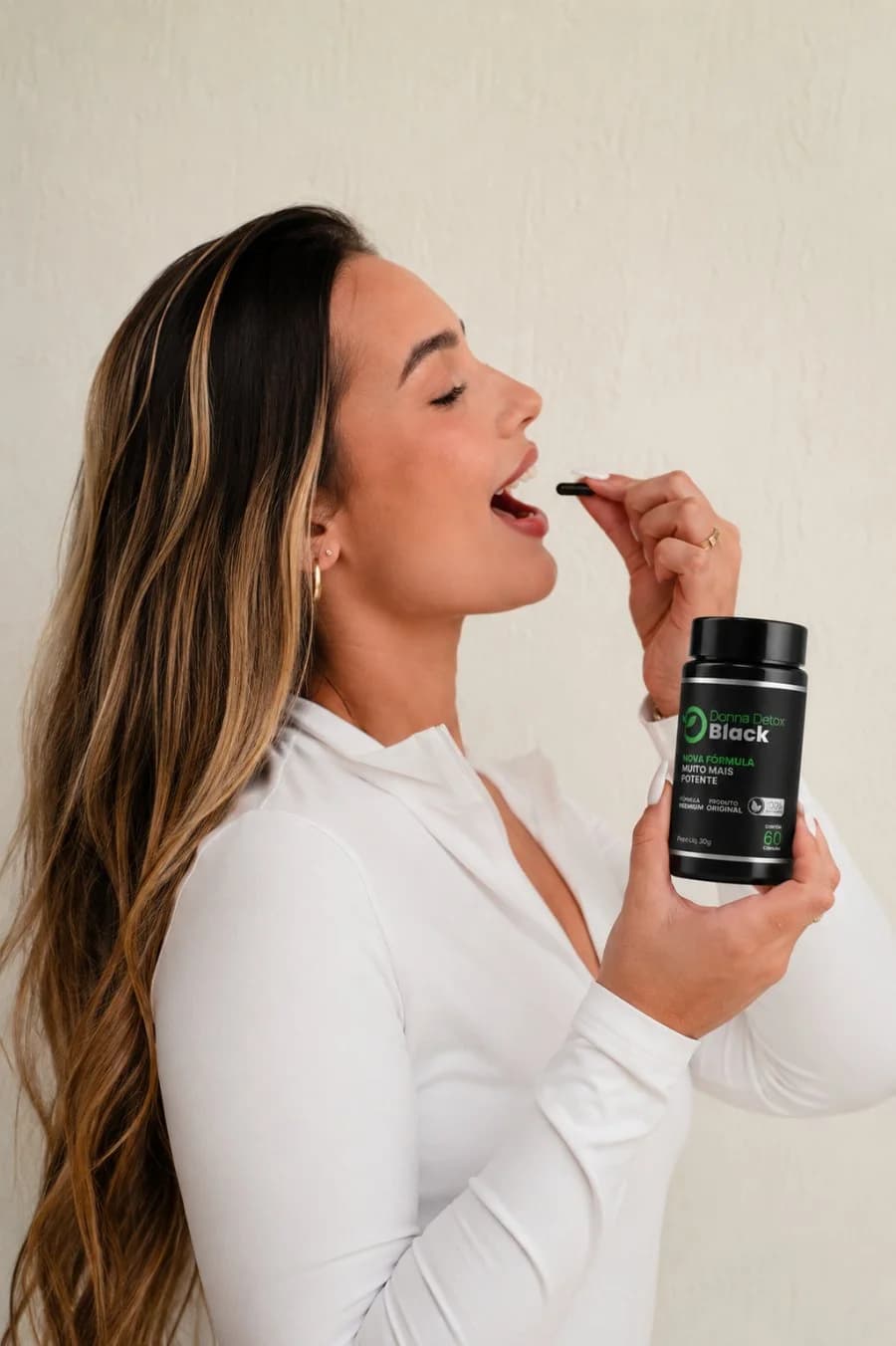 Vic, fundadora da Donna Bem Estar, tomando uma cápsula do Donna Black